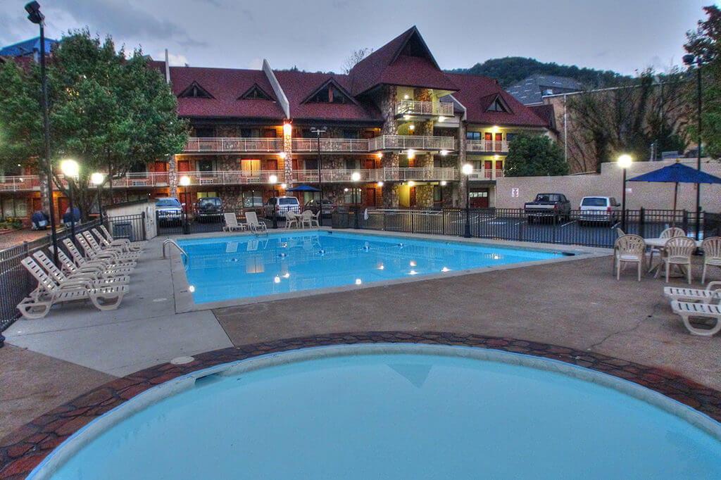 crossroads inn suites hotel gatlinburg outdoor pool