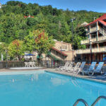old-creek-lodge-outdoor-pool-pation
